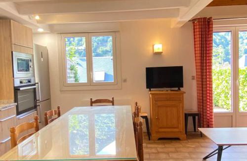 Cauterets Apartment | Le Chalet 102. 3 chambres. Terrasse. Parking. wifi