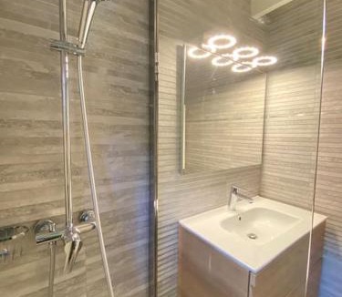 Cauterets Apartment | Le Chalet 102. 3 chambres. Terrasse. Parking. wifi