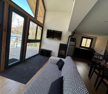 Saint-Theoffrey Ski Chalet | Le chalet avec sa plage privée