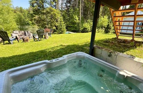 St-Adolphe-d'Howard Ski Chalet | Le Chalet Blanc, bord de lac & spa