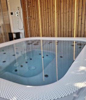 Laveline-du-Houx Ski Chalet | Le Chalet de la Répandise - Gîte Vosges 9 pers, Spa privé & Piscine - Proche Gérardmer