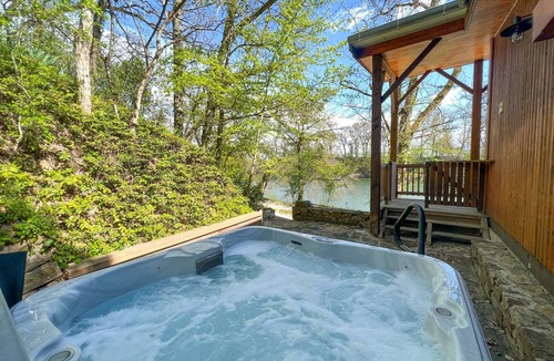 Castelnau-de-Levis Ski Chalet | Le Chalet du Carla - SPA - Riverfront