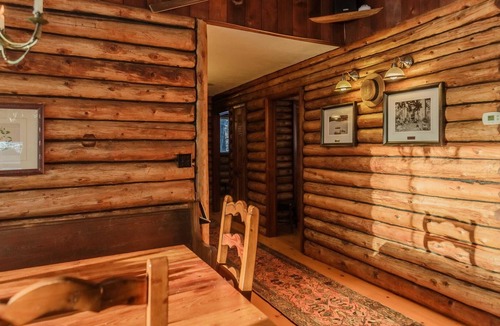 Lachute Cabin | Le Chalet Huard / The Loon Cabin
