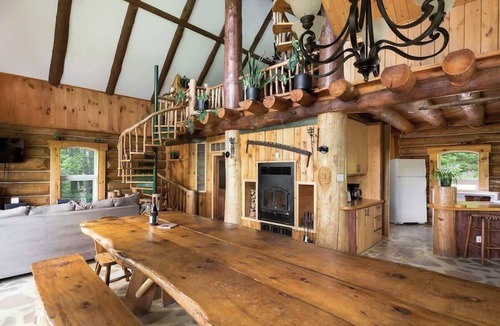 Sainte-Beatrix Ski Chalet | Le Chalet Inuksuk Log Cabin, Waterfront & Spa
