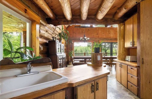 Sainte-Beatrix Ski Chalet | Le Chalet Inuksuk Log Cabin, Waterfront & Spa