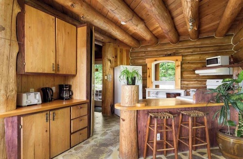 Sainte-Beatrix Ski Chalet | Le Chalet Inuksuk Log Cabin, Waterfront & Spa