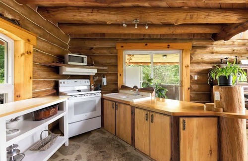 Sainte-Beatrix Ski Chalet | Le Chalet Inuksuk Log Cabin, Waterfront & Spa