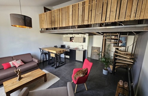 Genas Apartment | Le Chalet-Loft-Private Bathroom-Apartment-Garden view