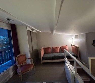 Chambray-les-Tours Ski Chalet | Le chalet sous les arbres