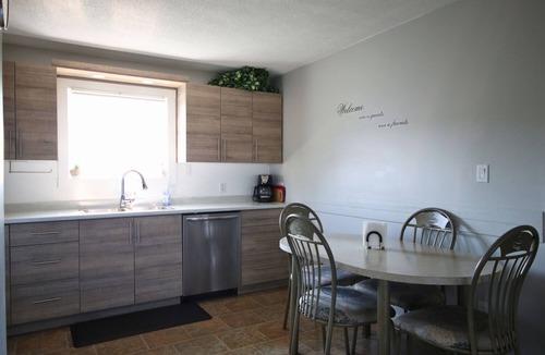 Cochrane House | Le Chalet - Spacious home with Large Parking