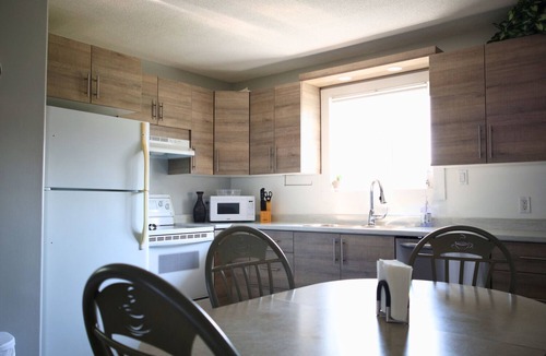 Cochrane House | Le Chalet - Spacious home with Large Parking