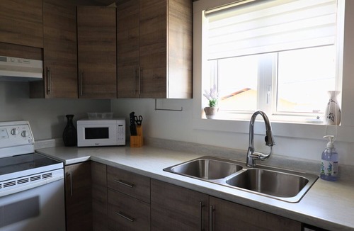 Cochrane House | Le Chalet - Spacious home with Large Parking
