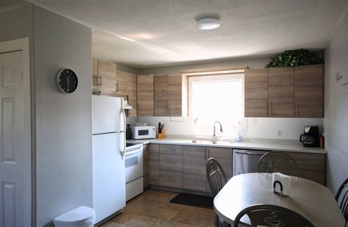 Cochrane House | Le Chalet - Spacious home with Large Parking