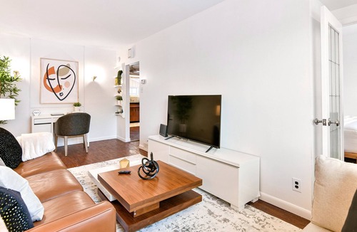 Winnipeg Ski Chalet | Le Chalet: Stylish 4bdrm Getaway w/ Hot Tub, Pool