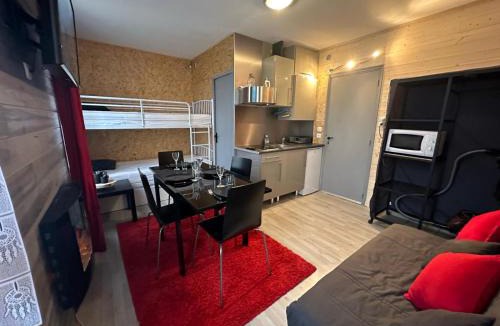 Guzet Neige Apartment | Le Chaleureux Cocon Rouge