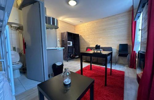 Guzet Neige Apartment | Le Chaleureux Cocon Rouge