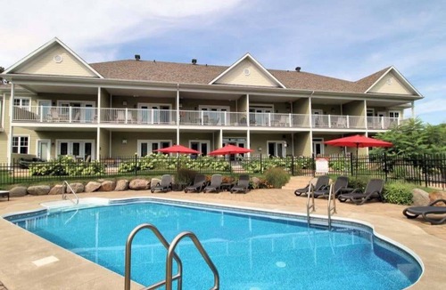 Bromont Condo | Le Champlain 101| Condo Duplex avec Piscine
