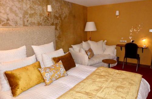 Lusignan Hotel | Le Chapeau Rouge