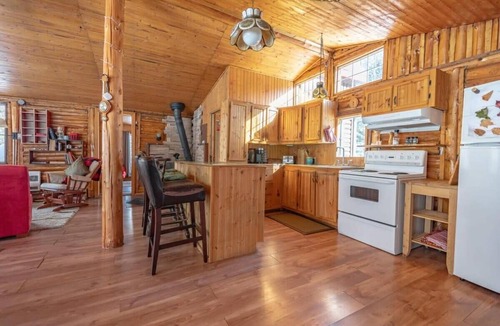 Mandeville Cabin | Le Chaperon Rouge | hot tub | dogfriendly