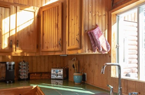 Mandeville Cabin | Le Chaperon Rouge | hot tub | dogfriendly