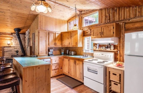 Mandeville Cabin | Le Chaperon Rouge | hot tub | dogfriendly