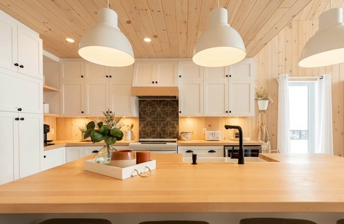 Chertsey Ski Chalet | Le Chardonnay – Chalet with Private Spa, Lake Access.