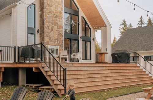 Chertsey Ski Chalet | Le Chardonnay – Chalet with Private Spa, Lake Access.