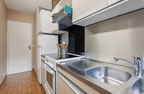 Quartier de la Chapelle Apartment | Le Charme Parisien – Balcon & Parking Privé