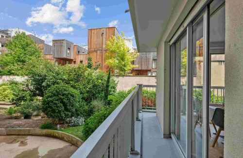 Quartier de la Chapelle Apartment | Le Charme Parisien – Balcon & Parking Privé
