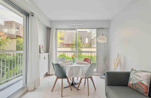 Quartier de la Chapelle Apartment | Le Charme Parisien – Balcon & Parking Privé
