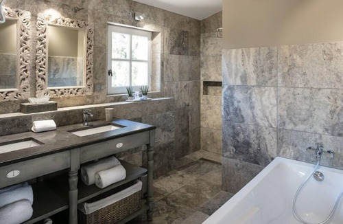 Carpentras House | Le Chateau des Cinq Cantons