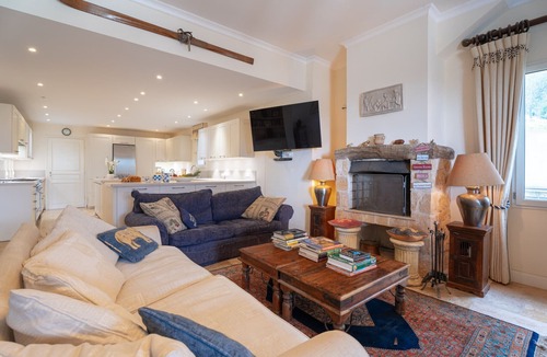 Le Bar-sur-Loup Villa | Le Chateau des Cigales