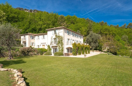 Le Bar-sur-Loup Villa | Le Chateau des Cigales