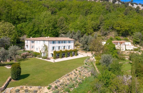 Le Bar-sur-Loup Villa | Le Chateau des Cigales