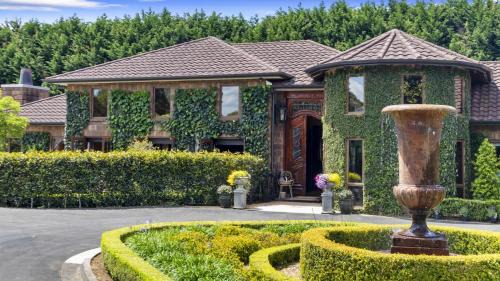 Tamahere House | Le Chateau Moderne - Cedar Barrel Sauna & Spa