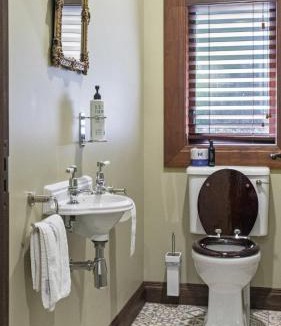 Tamahere House | Le Chateau Moderne - Cedar Barrel Sauna & Spa