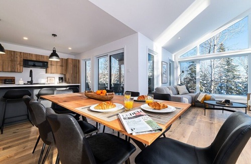 Les Eboulements House | Le Chic Repère 127: Hot Tub, Games & Covered Deck