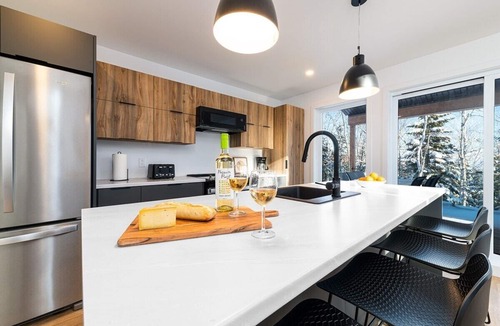 Les Eboulements House | Le Chic Repère 127: Hot Tub, Games & Covered Deck