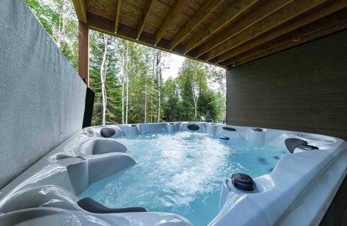 Les Eboulements House | Le Chic Repère 127: Hot Tub, Games & Covered Deck