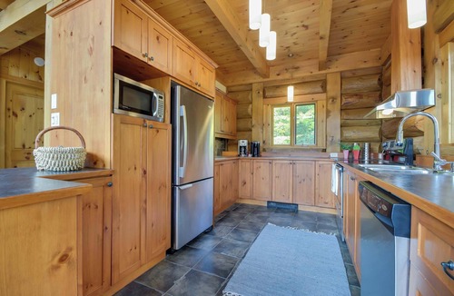Les Pays-d'en-Haut Regional County Municipality Ski Chalet | Le Chic Traditionnel - Spa & Mountains