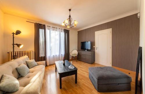 Villeneuve-sur-Lot Apartment | Le Churchill - Piscine Privée