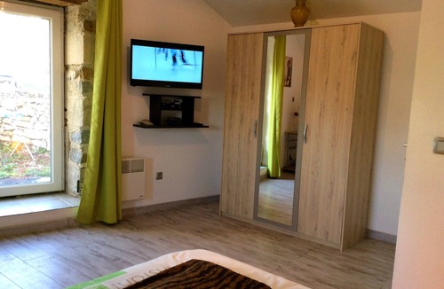 Villefranche-de-Rouergue Bed & Breakfast | Le Clos du Mûrier is located in the countryside on the GR 36, close to the golf course,