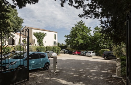 Saint-Quentin-la-Poterie Hotel | Le Clos de Pradines