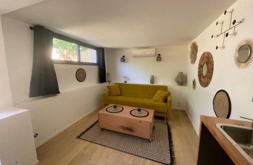 Saint-Martin-de-Londres Apartment | Le Clos des Elfes