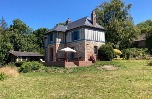 Longueil House | Le Clos de l'Église: Master House in Brick and Flint with River View