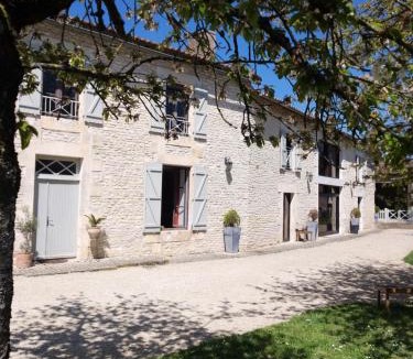 Charrais Bed & Breakfast | Le clos de la huppe - suite familiale
