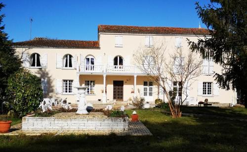 La Rochefoucauld Bed & Breakfast | Le Clos des Cèdres b&b