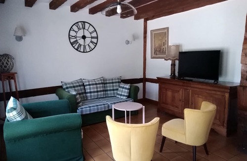Saint-Aubin-de-Scellon Cottage | Le Clos du Savourey, charming Normandy farmhouse, sleeps 6