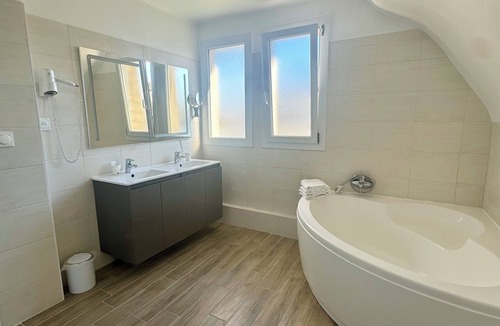 Saint-Regnobert-de-la-Cote-de-Nacre Hotel | Le Clos Normand