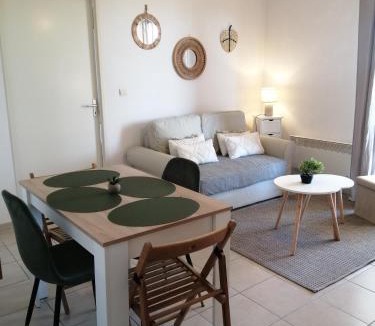 Carcassonne Apartment | Le cocon de Marie,piscine, balcon, parking gratuit, baignoire